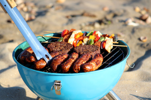海滩烧烤，海边烧烤，香肠，汉堡，烤肉串图片下载
