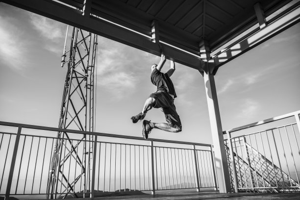 运动员被吊在横梁上图片下载