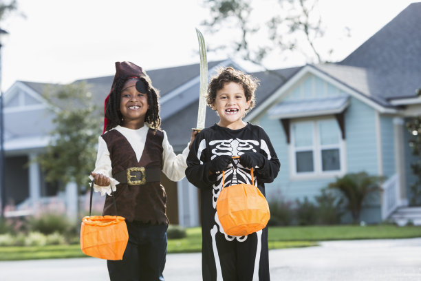孩子们穿着万圣节服装站在户外图片下载