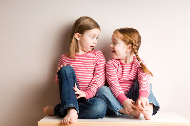 两个惊讶的姐妹互相看着图片下载