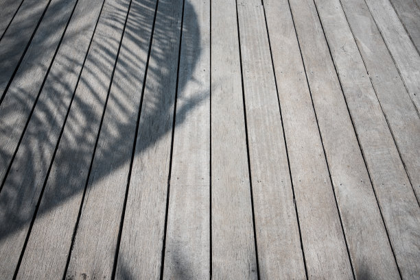 木地板纹理背景与棕榈叶阴影图片下载