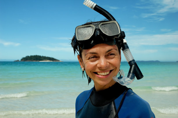 年轻女子愉快地浮潜图片下载