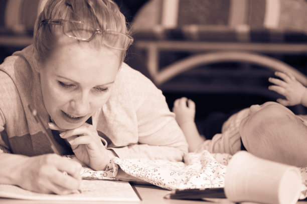 成人涂色书-母亲和她的孩子图片下载