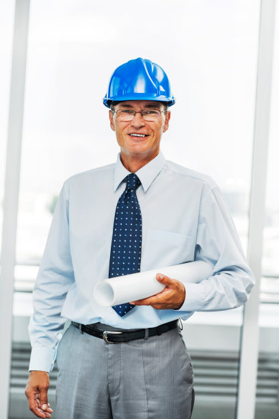 成熟的男性建筑师看着镜头。图片下载