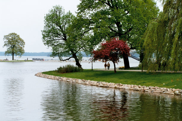 沿着施韦林湖散步图片下载