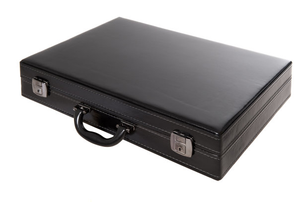 特写的黑色皮革公文包与两个储物柜图片下载