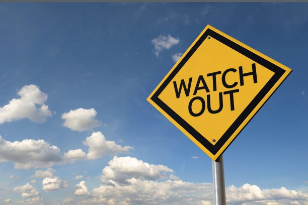 注意高速公路的黄色路标图片下载