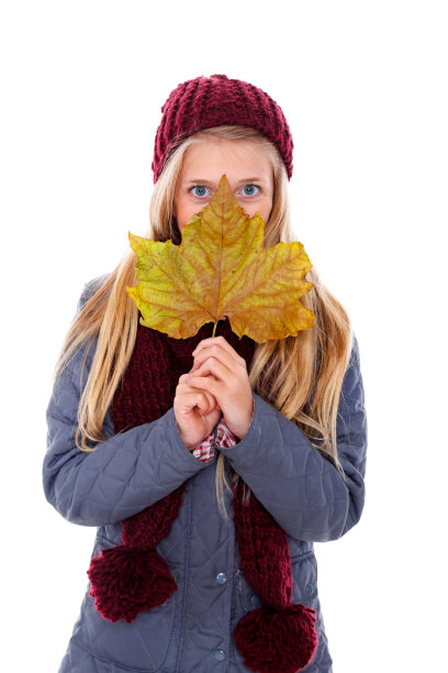 可爱的小女孩拿着一片枫叶图片下载