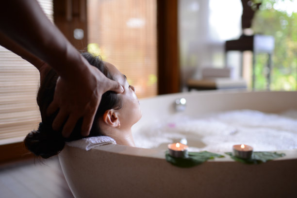 在热水浴缸中放松，享受头部按摩图片下载