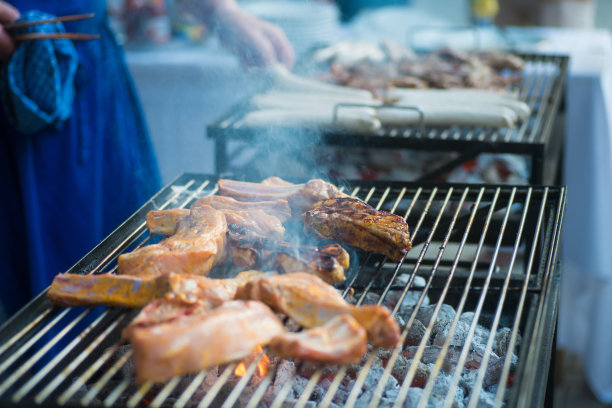 烤架上的羊排图片下载