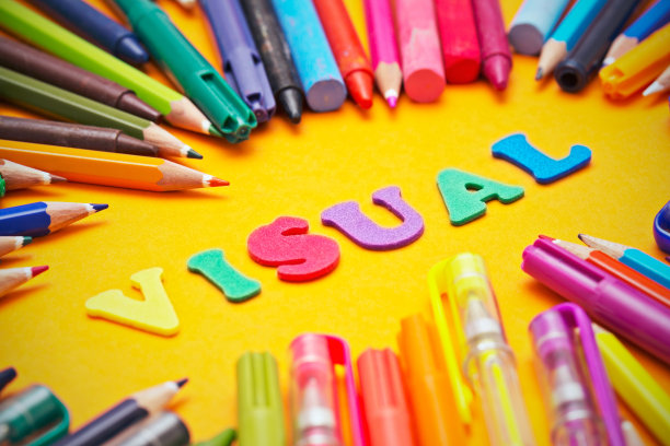 眼睛看到的:信纸周围的字母写着“视觉!图片下载