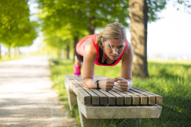 在长凳上做俯卧撑图片下载
