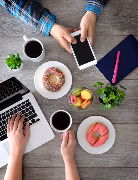 女人和男人在使用电脑和智能手机图片下载