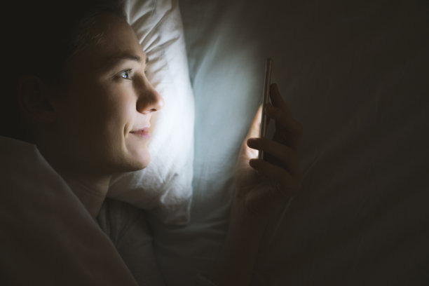 晚上在床上打电话的女人图片下载