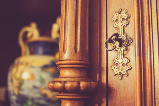 古董家具和花瓶的细节图片下载