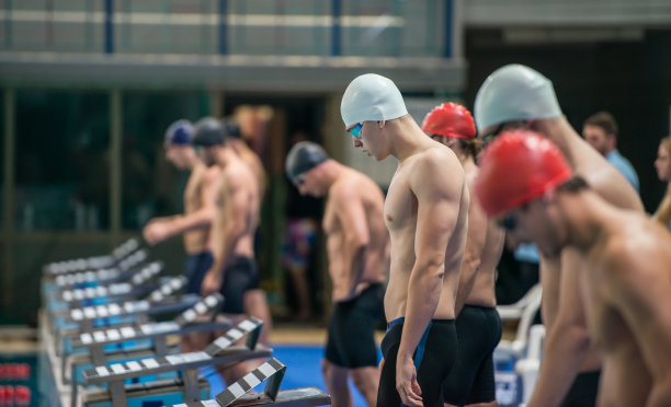 男游泳运动员站图片下载