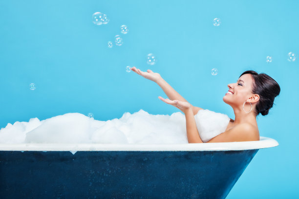 迷人的年轻女子享受泡泡浴图片下载