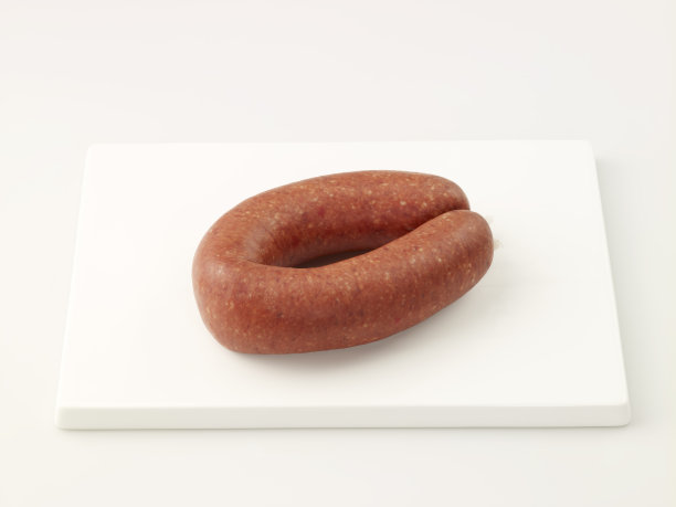 白色盘子上的土耳其香肠图片下载