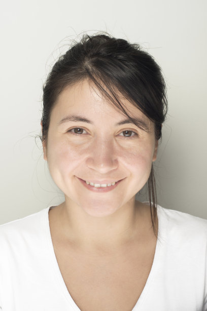 微笑的年轻女人图片下载