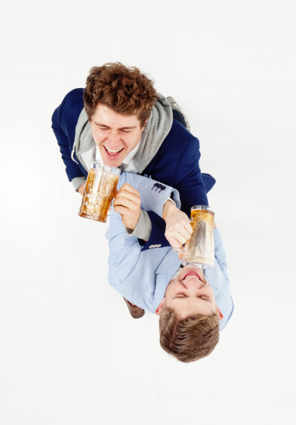 以上观看的兄弟正在喝酒图片下载