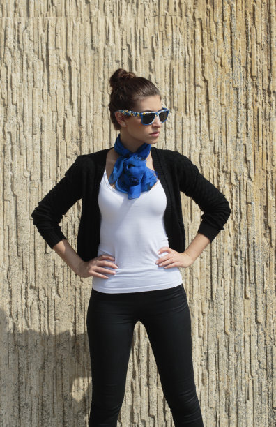 手臂叉腰时尚的俄罗斯户外女孩时尚模特太阳镜图片下载