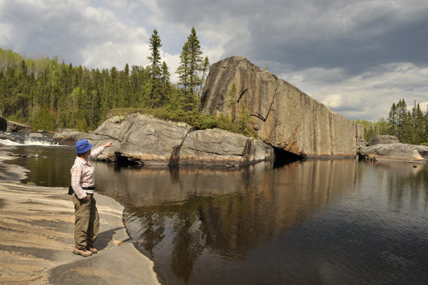 令人印象深刻的岩石，女子徒步，景观，荒野地区，自然图片下载