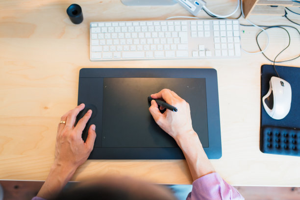 设计师使用数字平板电脑的俯视图图片下载