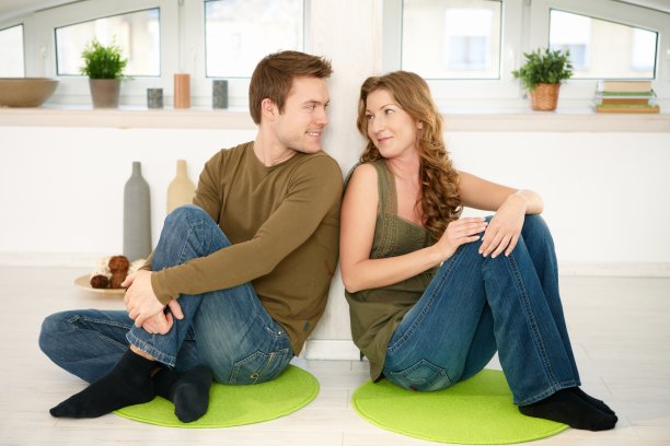 夫妻一起在家图片下载