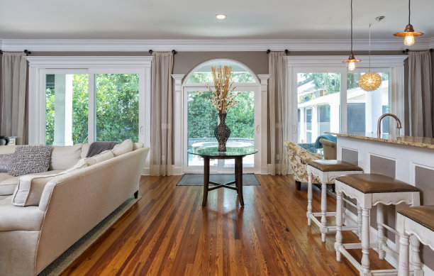 家庭娱乐室和厨房，中间有一张餐桌图片下载