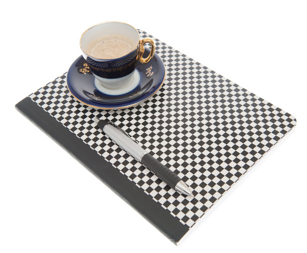 黑白棋盘作文书和咖啡杯图片下载