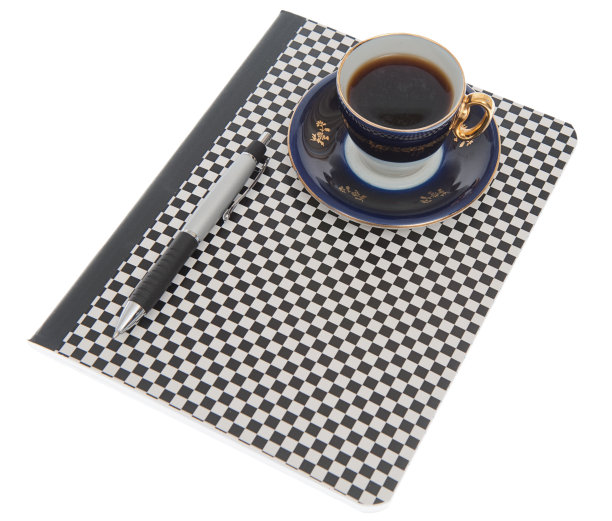 黑白棋盘作文书和咖啡杯图片下载