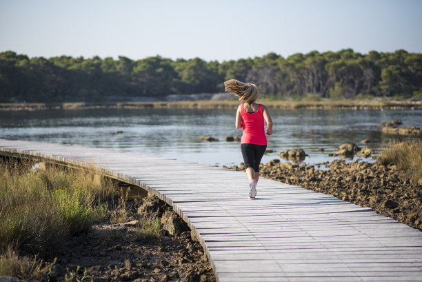 运动女性独自慢跑图片下载
