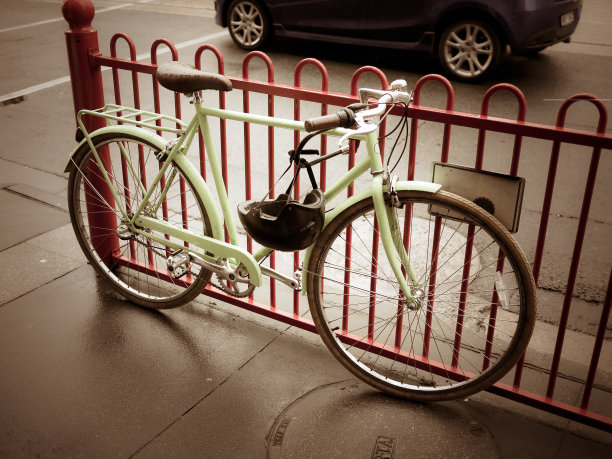 自行车和栏杆图片下载