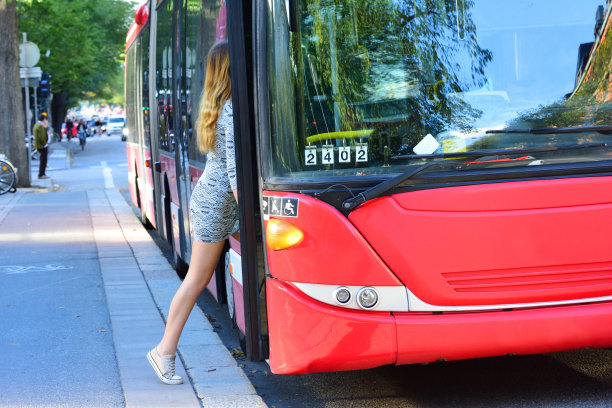 年轻女子上公共汽车图片下载