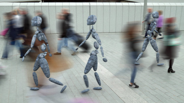 城市环境中的机器人和人。图片下载