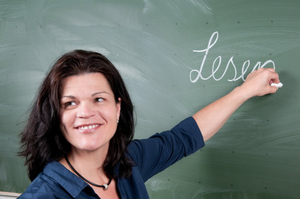 德国女教师站在黑板前，“lesen”写在板上图片下载