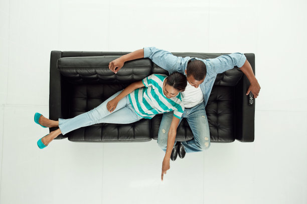 上面的观点，夫妇在沙发上和指向图片下载