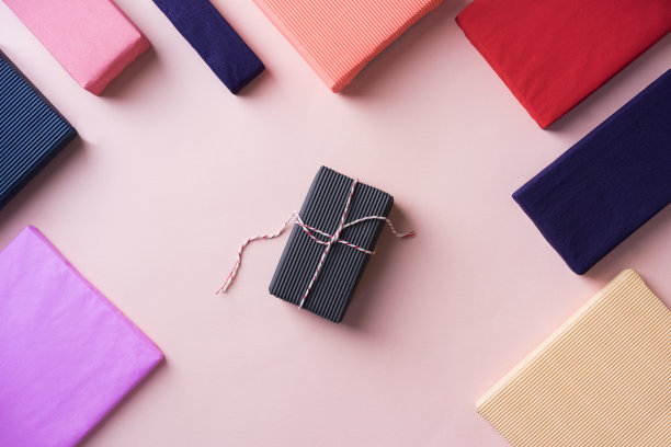 礼物放在桌上，平铺素材图片