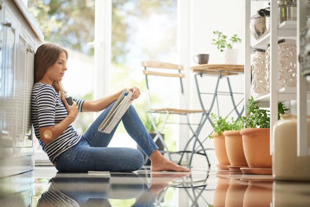 享受在厨房的闲暇时光图片下载