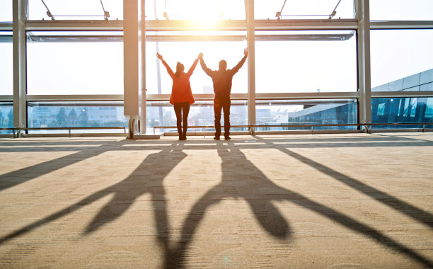 夕阳下的情侣图片下载