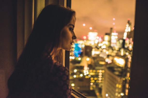 在窗外沉思的女人素材图片