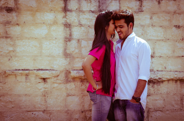 一对年轻的印度夫妇在约会图片下载