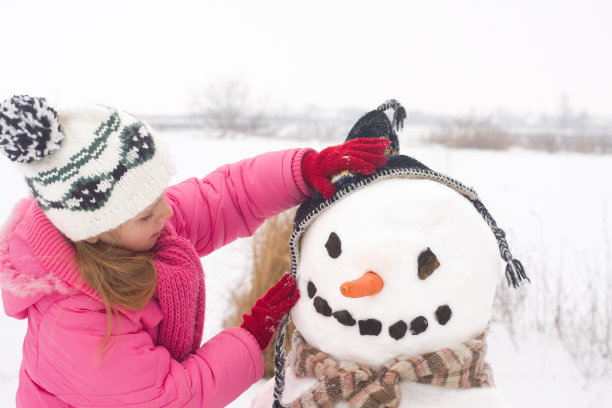 女孩做雪人图片下载