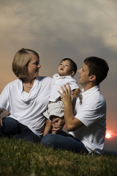 公园里的家人图片下载