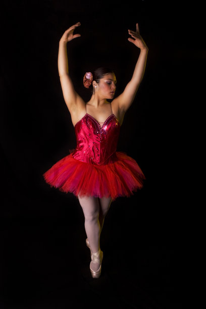 芭蕾舞者踮着脚尖举起双手图片下载