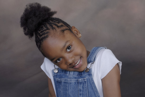 姿势可爱的小孩图片下载