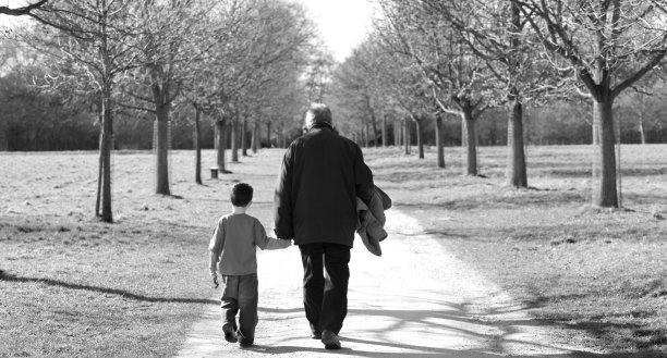 爷爷和孙子在散步图片下载