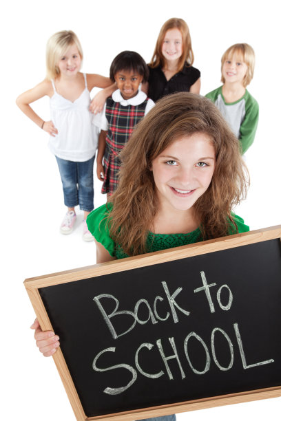 快乐女孩与其他学生一起回到学校图片下载