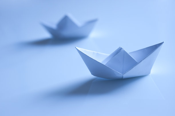 蓝色调的两只纸船图片下载