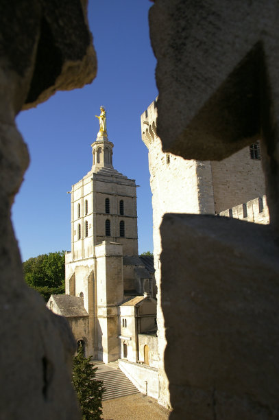 柯奇与雕像透过缺口图片下载